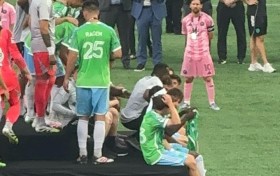 C罗缺席颁奖引争议！沙媒：同样情况下梅西戴着银牌看完对手捧杯