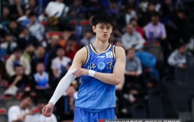 内外开花！曾凡博半场4中4贡献10分 三分2中2