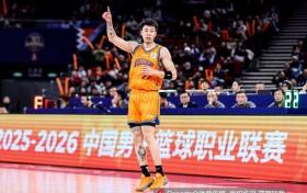 媒体人：张镇麟问题不大&防守端做了很多事 他仍是上海男篮的阵眼