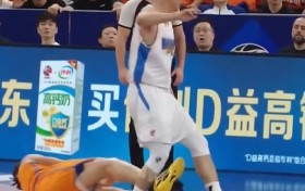 啥也没吹？翟晓川抢篮板推倒洛夫顿 后者直接使出剪刀脚绊人