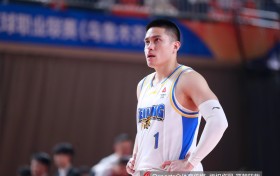 媒体人：陈盈骏&杰曼梦回上赛季半决赛 上海后卫短板本场体现明显
