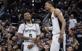 卡斯尔：MVP奖杯本该是属于文班的 我敢肯定他自己也这么觉得！