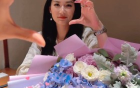甜蜜！杨莉娜520晒照收到鲜花，还和一男子挡脸比心