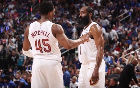 NBA历史只有两支队能在一次季后赛中两度0-2翻盘：21年的雄鹿快船