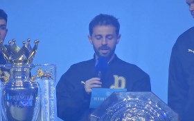 未解之谜！B席庆典上问瓜帅名场面在和谁说话？瓜帅摇头也不清楚