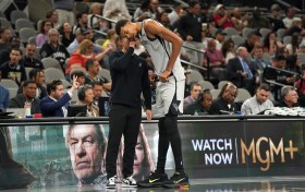 尼克斯球迷高喊我们要跟文班打总决赛 米奇：尼克斯确实打得出色