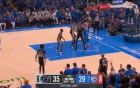 魔仙也是大场面先生！麦凯恩中投出手 球弹进篮筐