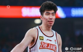 直播吧：浙江队正在努力将余嘉豪带回CBA 他们在中锋位置上缺人