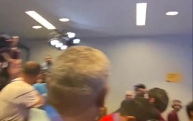 小插曲！迪亚斯出席赛前发布会，有两名记者吵架打断了他的发言