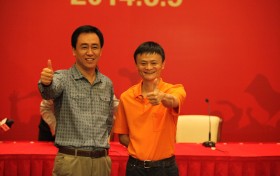 前恒大员工谈许家印：感觉他很爱演，曾把球员召集到草坪聊天摆拍