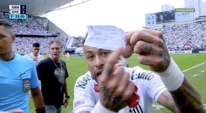 活久见!内马尔临时下场却被裁判组误认为已换下,手持换人单怒喷插图 活久见!内马尔临时下场却被裁判组误认为已换下,手持换人单怒喷插图