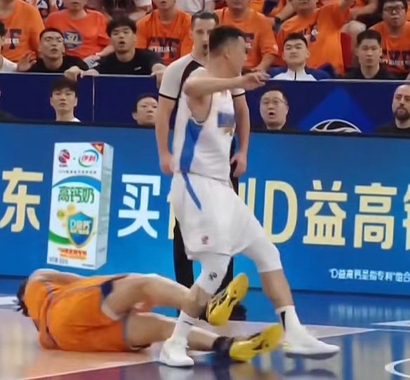 啥也没吹？翟晓川抢篮板推倒洛夫顿 后者直接使出剪刀脚绊人插图