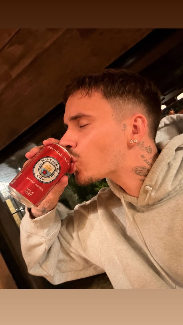 回旋镖🤣小贝的枪迷儿子狂晒图嘲讽水瓶哥，喝印曼城队徽的饮料插图2