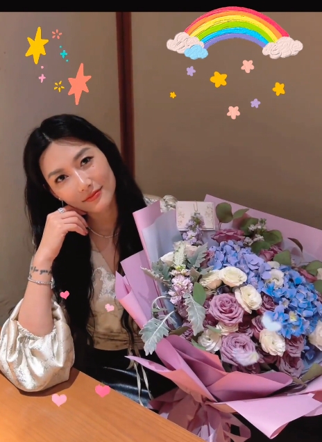甜蜜!杨莉娜520晒照收到鲜花,还和一男子挡脸比心插图1 甜蜜!杨莉娜520晒照收到鲜花,还和一男子挡脸比心插图1
