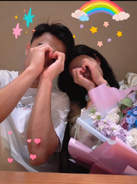 甜蜜!杨莉娜520晒照收到鲜花,还和一男子挡脸比心插图 甜蜜!杨莉娜520晒照收到鲜花,还和一男子挡脸比心插图