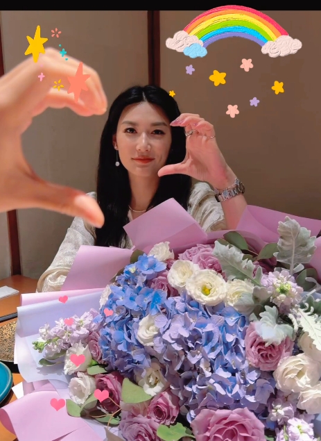 甜蜜!杨莉娜520晒照收到鲜花,还和一男子挡脸比心插图2 甜蜜!杨莉娜520晒照收到鲜花,还和一男子挡脸比心插图2