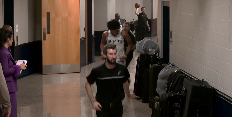很沮丧！哈珀一路小跑回球场想继续比赛 但被工作人员又劝回去了插图