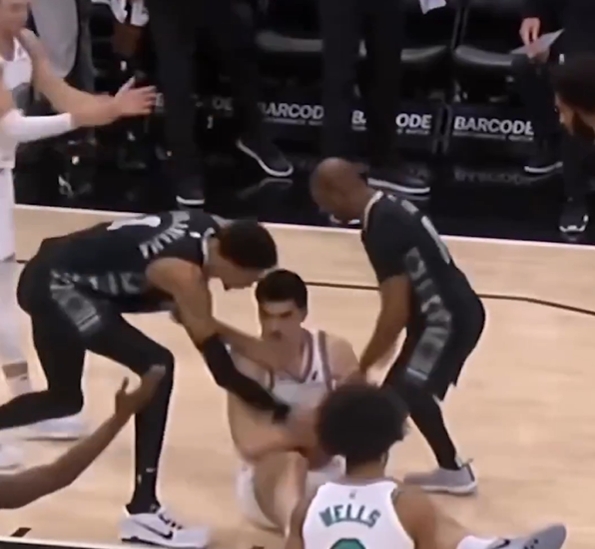 保罗很欣慰！文班昨日主动上抢欲跟卡森争球 致敬CP3指导一幕插图1
