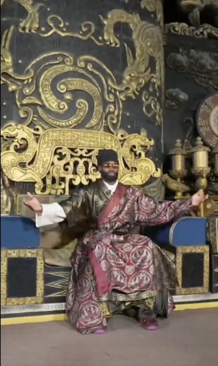 级别差得挺多😂美媒晒图:文班去中国当和尚 杰伦·布朗当皇帝插图 级别差得挺多😂美媒晒图:文班去中国当和尚 杰伦·布朗当皇帝插图
