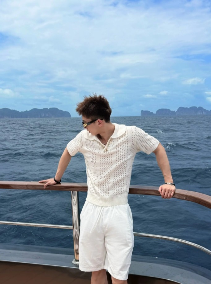 杨溢晒与女友的合照:享受生活之乐 不惧时光短暂🏝️🐚插图1 杨溢晒与女友的合照:享受生活之乐 不惧时光短暂🏝️🐚插图1