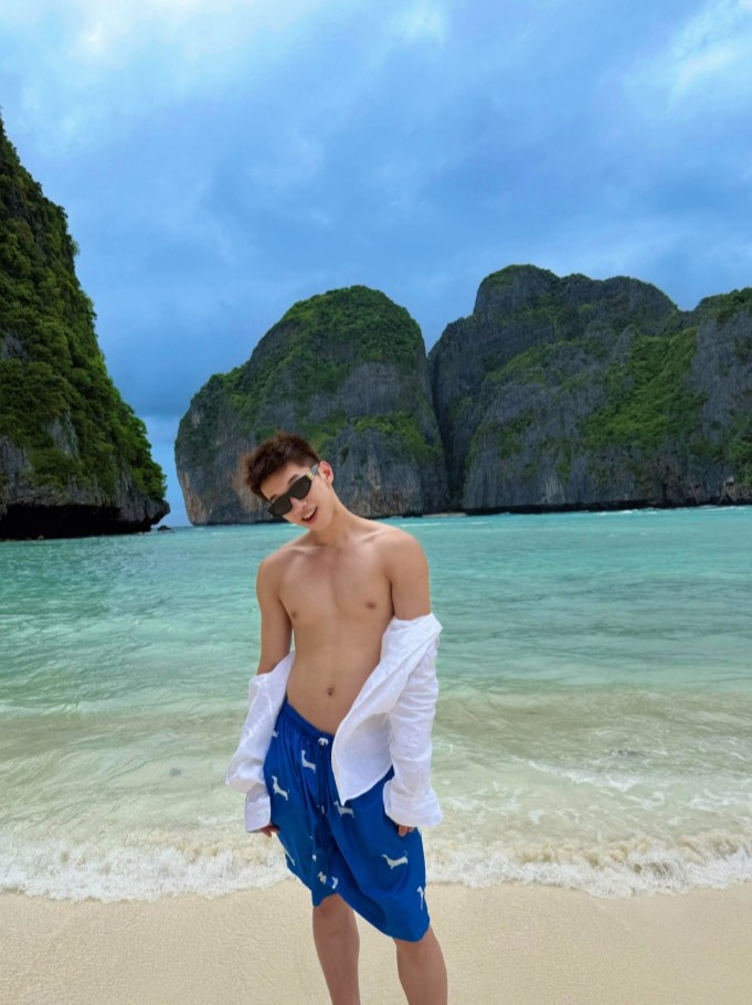 杨溢晒与女友的合照:享受生活之乐 不惧时光短暂🏝️🐚插图6 undefined