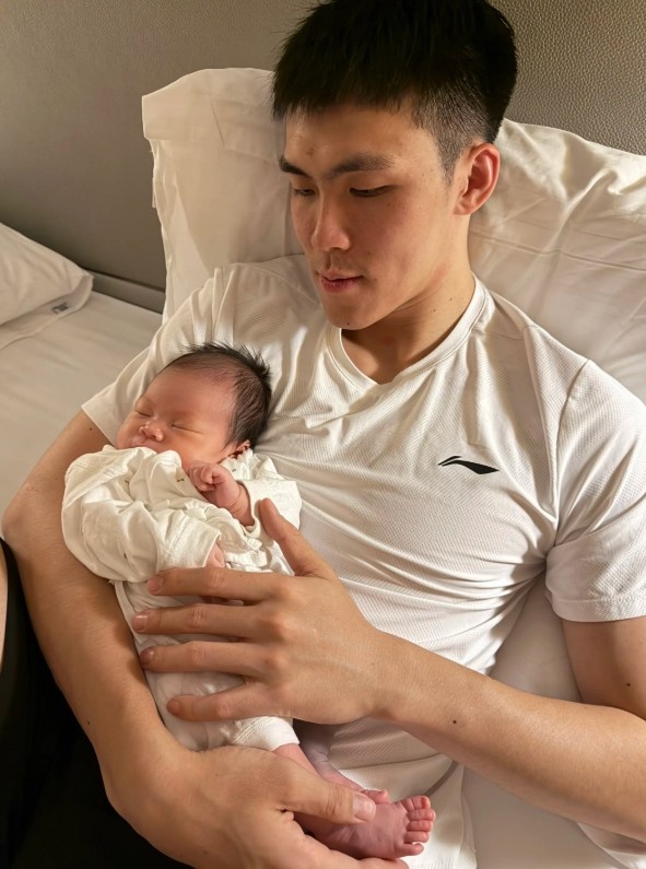 为国征战辛苦了！庞峥麟晒与孩子的合照：第一次见面 多多指教插图